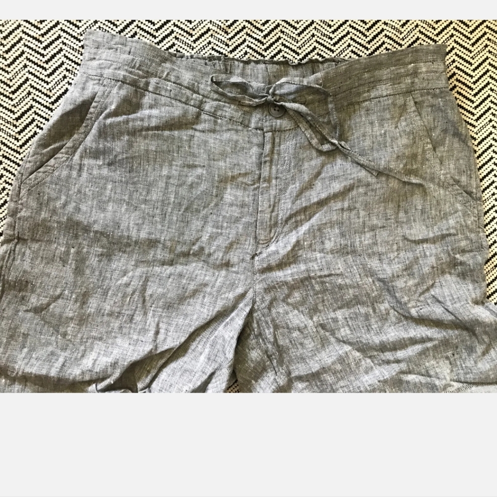 Drawstring linen elastic waistline shorts.